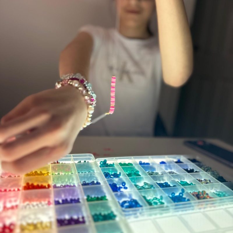 ipswich childcare doing loom bands